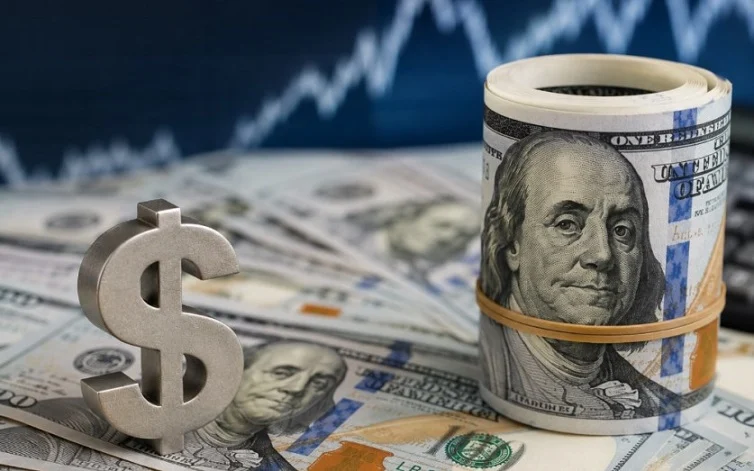 الدولار يتراجع حتى 22 قرشًا أمام الجنيه في عدد من البنوك